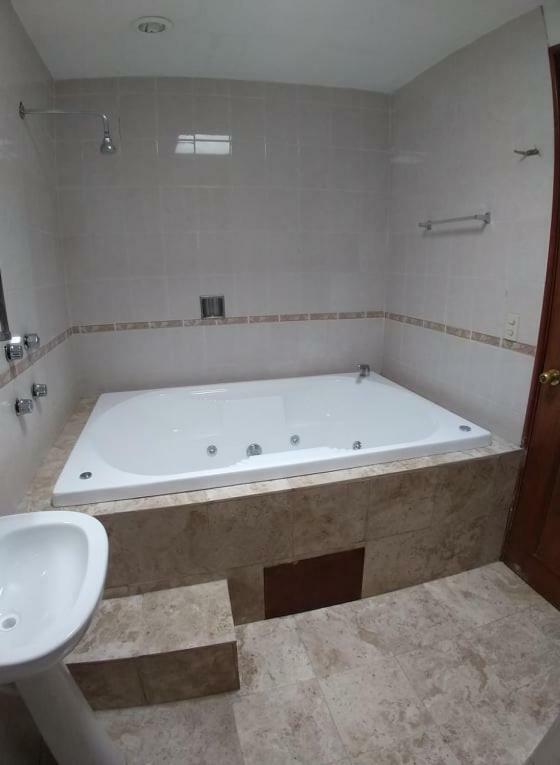 Hotel Omni Морелія Екстер'єр фото